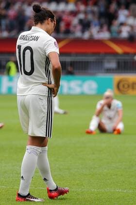 Dzsenifer Marozsan (DFB-Frauen, 10), enttäuscht über die Niederlage, Enttäuschung nach dem Schlusspfiff, Verlierer, verloren, Frustration, disappointed, pessimistisch, Freisteller, Ganzkörper, Einzelbild, Aktion, Action, Fussball, UEFA Women s EURO 2017, Viertelfinale, Deutschland - Dänemark, xozx