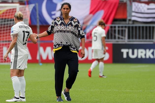 v.li.: Isabel Kerschowski (Isy Kerschowski, DFB-Frauen, 17), Steffi Jones (Stephanie Ann Jones, Trainerin, Bundestrainerin, DFB-Frauen), enttäuscht über die Niederlage, Enttäuschung nach dem Schlusspfiff, Verlierer, verloren, Frustration, disappointed, pessimistisch, ausgeschieden, Fussball, UEFA Women s EURO 2017, Viertelfinale, Deutschland - Dänemark, xozx
