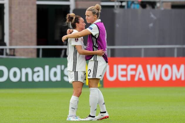 v.li.: Lina Magull (DFB-Frauen, 20), Josephine Henning (Josi Henning, DFB-Frauen, 2), enttäuscht über die Niederlage, Enttäuschung nach dem Schlusspfiff, Verlierer, verloren, Frustration, disappointed, pessimistisch, ausgeschieden, Fussball, UEFA Women s EURO 2017, Viertelfinale, Deutschland - Dänemark, xozx
