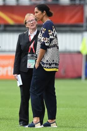 Fußball UEFA Women s Euro Viertelfinale Deutschland - Dänemark am 30.07.2017 im Sparta Stadion in Rotterdam Annette Seitz ( Pressesprecherin Deutschland ), links - Steffi Jones ( Bundestrainerin Deutschland ), rechts xRx