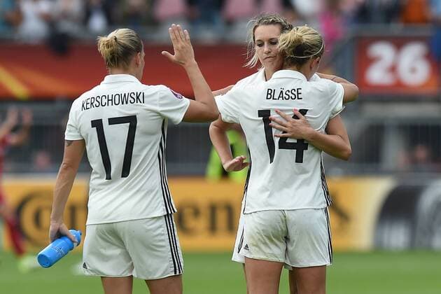 Fußball UEFA Women s Euro Viertelfinale Deutschland - Dänemark am 30.07.2017 im Sparta Stadion in Rotterdam Enttäuschte deutsche Spielerinnen Isabel Kerschowski ( Deutschland ), links - Anna Blässe ( Deutschland ), rechts - Lena Goeßling ( Deutschland ), hinten xRx