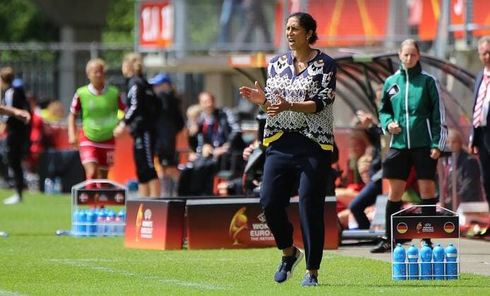 30.07.2017 xcex Niederlande, Holland, Deutschland, Dänemark, Rotterdam, Fussball, Frauenfussball Womens Euro 2017, Frauenfussball EM, Europameisterschaft, Viertelfinale Deutschland gegen Dänemark Bundestrainerin Steffi Jones (Deutschland) an der Seitenlinie, klatscht, motiviert ihre Mannschaft