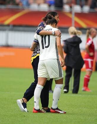 30.07.2017 xcex Niederlande, Holland, Deutschland, Dänemark, Rotterdam, Fussball, Frauenfussball Womens Euro 2017, Frauenfussball EM, Europameisterschaft, Viertelfinale Deutschland gegen Dänemark Traurig und enttäuscht nach der Niederlage und dem verpassten Halbfinaleinzug: Dzsenifer Marozsan wird von Bundestrainerin Steffi Jones getröstet (Deutschland)
