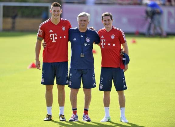 Themen der Woche - SPORT Themen der Woche - SPORT Bilder des Tages - SPORT 30.07.2017, Fussball 1.Liga 2017 2018, FC Bayern München Training an der Säbener Strasse in München, Neuzugänge werden vorgestellt, li: Niklas Süle (Deutschland), re: Sebastian Rudy (FC Bayern München), mitte: Trainer Carlo Ancelotti (FC Bayern München). 