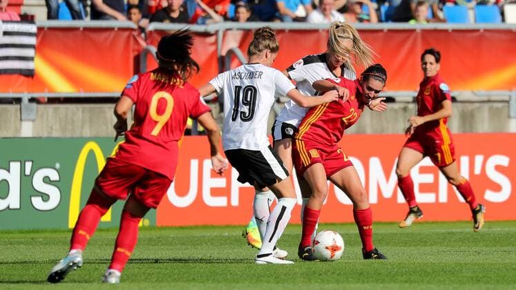 v.li.: Maria Paz (Spanien, 9), Verena Aschauer (Österreich, 19), Sarah Puntigam (Österreich, 17), Mariona Caldentey (Spanien, 22), Zweikampf, Duell, duel, tackle, tackling, Dynamik, Action, Aktion, Fussball, UEFA Women s EURO 2017, Viertelfinale, Österreich - Spanien, xozx