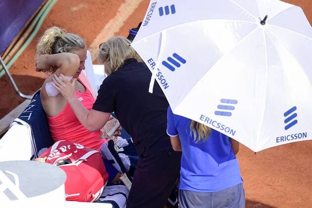170730 Katerina Siniakova, Tjeckien, far behandling i singelfinalen under dag 8 av Swedish open den 30 juli 2017 i Bastad.  Copyright: MATHILDAxAHLBERG BB170730MA050