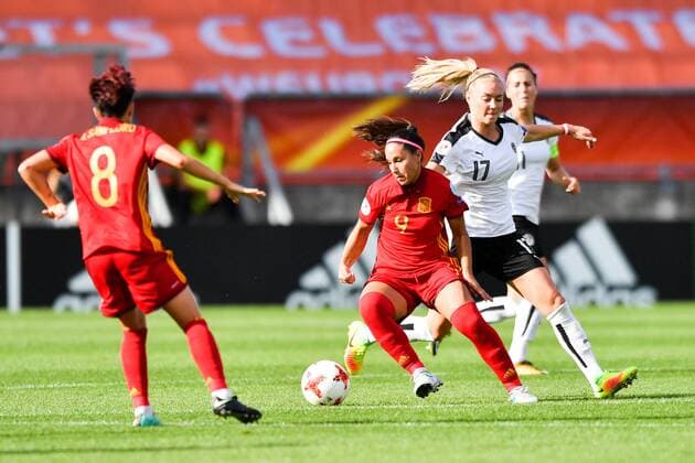 Zweikampf Sarah Puntigam (Österreich) (17) Mari Paz Vilas Dono (Mari Paz, Spanien , Spain) (9) mit Ball, Fussball, UEFA Women s EURO 2017, Viertelfinale, Österreich - Spanien, xmkx