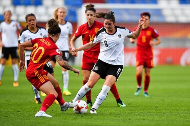 Zweikampf María Pilar León Cebrián (Maria Leon, Spanien , Spain) (20) Sarah Zadrazil (Österreich) (9), Fussball, UEFA Women s EURO 2017, Viertelfinale, Österreich - Spanien, xmkx