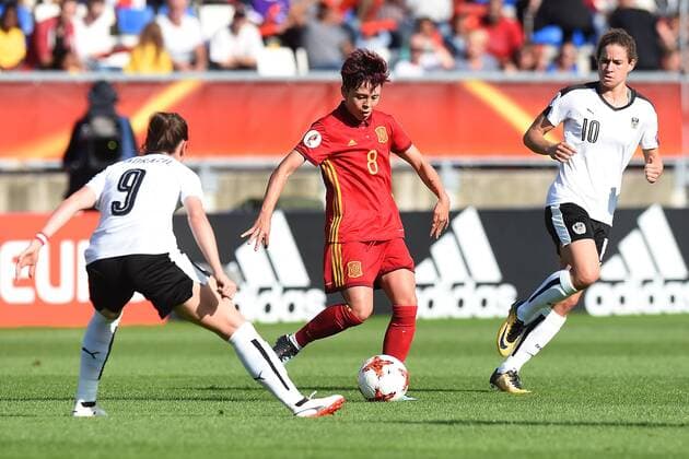 Fußball UEFA Women s Euro Viertelfinale Österreich - Spanien am 30.07.2017 im Willem II Stadion in Tilburg Sarah Zadrazil ( Österreich ), links - Amanda Sampedro ( Spanien ), mitte - Nina Burger ( Österreich ), rechts xRx