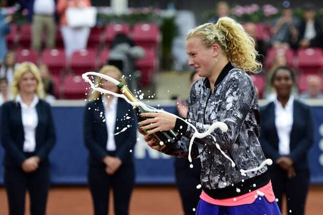 170730 Katerina Siniakova, Tjeckien, sprutar champagne efter segern i singelfinalen under dag 8 av Swedish open den 30 juli 2017 i Bastad.  Copyright: MATHILDAxAHLBERG BB170730MA054