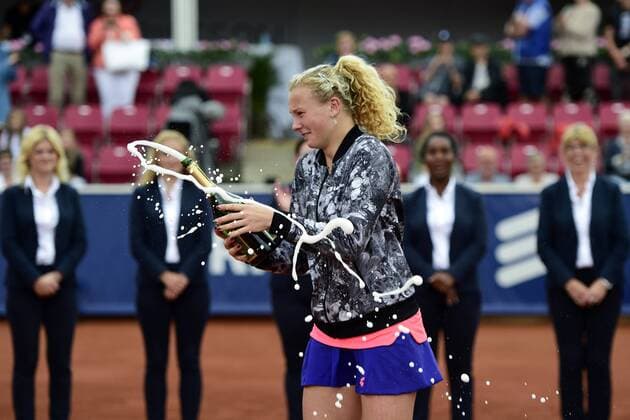 170730 Katerina Siniakova, Tjeckien, sprutar champagne efter segern i singelfinalen under dag 8 av Swedish open den 30 juli 2017 i Bastad.  Copyright: MATHILDAxAHLBERG BB170730MA055
