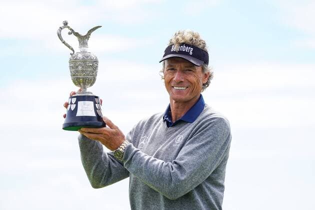 Themen der Woche - SPORT Themen der Woche - SPORT Bilder des Tages - SPORT July 30th, Royal Porthcawl, Wales; The European Tour Senior Open Championship presented by Rolex, final round; Bernhard Langer GER celebrates and poses with the trophy for the cameras xStevexFeeneyx  ActionPlus11908158