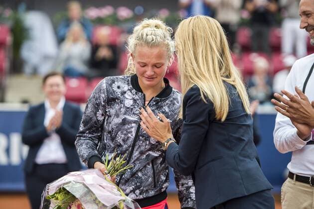 170730 Katerina Siniakova, Tjeckien, grater av glädje och tröstas av Turneringsdirektör Nina Wennerström efter segern i singelfinalen under dag 8 av Swedish open den 30 juli 2017 i Bastad.  Copyright: MATHILDAxAHLBERG BB170730MA058