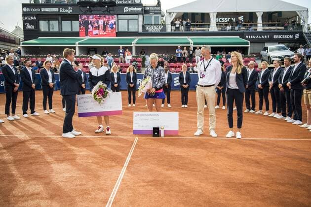 170730 Prisutdelning efter singelfinalen mellan Caroline Wozniacki, Danmark, och Katerina Siniakova, Tjeckien, under dag 8 av Swedish open den 30 juli 2017 i Bastad.  Copyright: MATHILDAxAHLBERG BB170730MA063