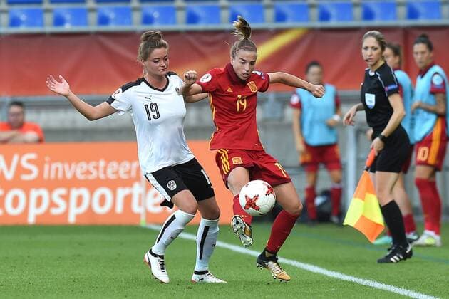 Fußball UEFA Women s Euro Viertelfinale Österreich - Spanien am 30.07.2017 im Willem II Stadion in Tilburg Verena Aschauer ( Österreich ), links - Barbara Latorre ( Spanien ), rechts xRx