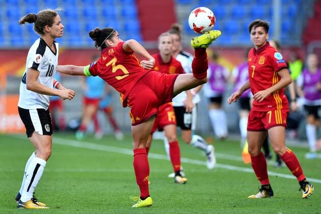 Bilder des Tages - SPORT SOCCER - UEFA EURO EM Europameisterschaft Fussball 2017 TILBURG,NETHERLANDS,30.JUL.17 - WOMEN SOCCER - UEFA Women s European Championship EM Europameisterschaft 2017, quarterfinal, Austria vs Spain. Image shows Nina Burger (AUT) and Marta Torrejon (ESP). GEPAxpictures xFlorianxErtl