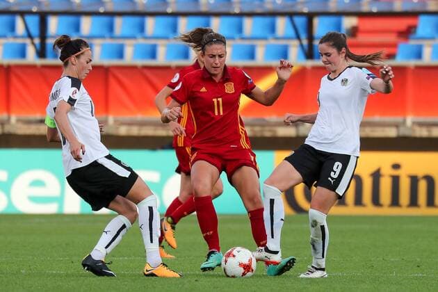 v.li.: Viktoria Schnaderbeck (Viki Schnaderbeck, Österreich, 11), Alexia Putellas (Spanien, 11), Sarah Zadrazil (Österreich, 9), Zweikampf, Duell, duel, tackle, tackling, Dynamik, Action, Aktion, Fussball, UEFA Women s EURO 2017, Viertelfinale, Österreich - Spanien, xozx