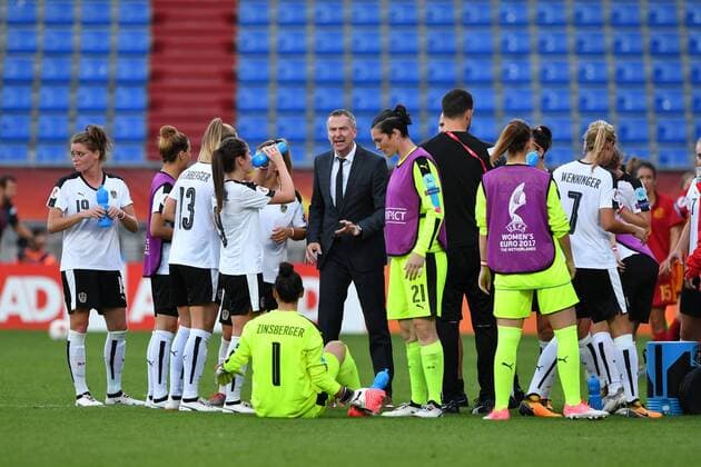 SOCCER - UEFA EURO EM Europameisterschaft Fussball 2017 TILBURG,NETHERLANDS,30.JUL.17 - WOMEN SOCCER - UEFA Women s European Championship EM Europameisterschaft 2017, quarterfinal, Austria vs Spain. Image shows head coach Dominik Thalhammer (AUT) with the team of AUT. GEPAxpictures xFlorianxErtl