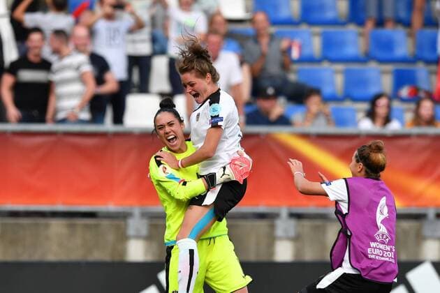 Bilder des Tages - SPORT SOCCER - UEFA EURO EM Europameisterschaft Fussball 2017 TILBURG,NETHERLANDS,30.JUL.17 - WOMEN SOCCER - UEFA Women s European Championship EM Europameisterschaft 2017, quarterfinal, Austria vs Spain. Image shows the rejoicing of Manuela Zinsberger and Verena Aschauer (AUT). GEPAxpictures xFlorianxErtl