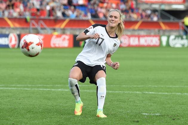 Fußball UEFA Women s Euro Viertelfinale Österreich - Spanien am 30.07.2017 im Willem II Stadion in Tilburg Sarah Puntigam ( Österreich ) verwandelt den entscheidenen Elfmeter xRx