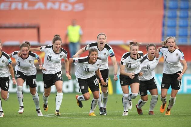 Bilder des Tages - SPORT Verena Aschauer of Austria women, Nina Burger of Austria women, Laura Feiersinger of Austria women, Katharina Schiechtl of Austria women, Virginia Kirchberger of Austria women, Nadine Prohaska of Austria women, Carina Wenninger of Austria women during the UEFA WEURO 2017 quarter finale match between Austria and Spain at Koning Willem II stadium on July 30, 2017 in Tilburg, The Netherlands Women: Austria vs Spain UEFA WEURO 2017 2017 2018 xVIxVIxImagesx xTomxBodexMultimediaxIVx 8354535