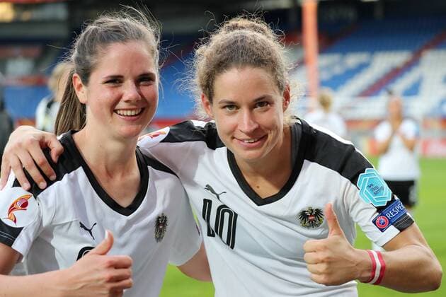 v.li.: Sarah Zadrazil (Österreich, 9), Nina Burger (Österreich, 10), Jubel nach dem Schlusspfiff, Sieg, Sieger, Gewinner, jubelt, jubeln, Freude, optimistisch, Action, Aktion, Einzug ins Halbfinale, Fussball, UEFA Women s EURO 2017, Viertelfinale, Österreich - Spanien, xozx