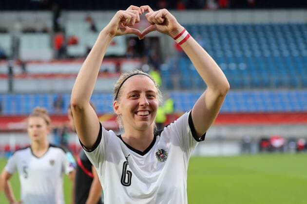 Katharina Schiechtl (Österreich, 6) formt mit ihren Händen ein Herz, Jubel nach dem Schlusspfiff, Sieg, Sieger, Gewinner, jubelt, jubeln, Freude, optimistisch, Action, Aktion, Einzug ins Halbfinale, Fussball, UEFA Women s EURO 2017, Viertelfinale, Österreich - Spanien, xozx