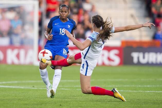 DEVENTER - 30-07-2017, EK Vrouwenvoetbal 2017, Women s Euro 2017, Stadion De Adelaarshorst, Kwartfinale, Engeland - Frankrijk, Frankrijk speelster Marie-Louise Delie (l) met Engeland speelster Jill Scott (r) Engeland - Frankrijk  x1659777x