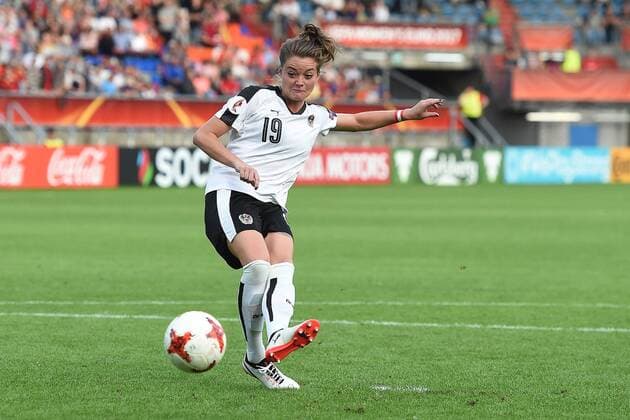 Fußball UEFA Women s Euro Viertelfinale Österreich - Spanien am 30.07.2017 im Willem II Stadion in Tilburg Verena Aschauer ( Österreich ) schießt einen Elfmeter xRx
