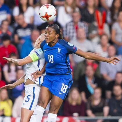DEVENTER - 30-07-2017, EK Vrouwenvoetbal 2017, Women s Euro 2017, Stadion De Adelaarshorst, Kwartfinale, Engeland - Frankrijk, Engeland speelster Stephanie Houghton (l) met Frankrijk speelster Marie-Louise Delie (r) Engeland - Frankrijk  x1659803x