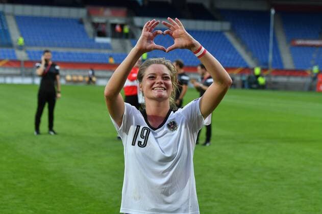 Verena Aschauer (Österreich) (19) macht ein Herz zu den Fans, Fussball, UEFA Women s EURO 2017, Viertelfinale, Österreich - Spanien, xmkx