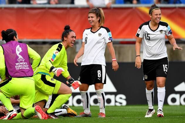 SOCCER - UEFA EURO EM Europameisterschaft Fussball 2017 TILBURG,NETHERLANDS,30.JUL.17 - WOMEN SOCCER - UEFA Women s European Championship EM Europameisterschaft 2017, quarterfinal, Austria vs Spain. Image shows the rejoicing of ManuelaÊZinsberger, NadineÊProhaska and NicoleÊBilla (AUT). GEPAxpictures xFlorianxErtl