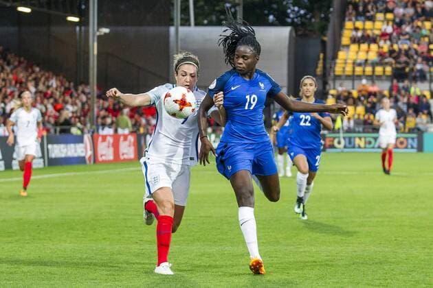 DEVENTER - 30-07-2017, EK Vrouwenvoetbal 2017, Women s Euro 2017, Stadion De Adelaarshorst, Kwartfinale, Engeland - Frankrijk, Engeland speelster Jodie Taylor (l) met Frankrijk speelster Griedge Mbock Bathy (r) Engeland - Frankrijk  x1659818x