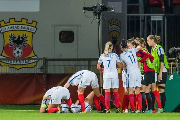 Bilder des Tages - SPORT England celebrate the goal of Jodie Taylor of England women during the UEFA WEURO 2017 quarter finale match between England and France at The Adelaarshorst on July 30, 2017 in Deventer, The Netherlands Women: England vs France UEFA WEURO 2017 2017 2018 xVIxVIxImagesx xGerritxvanxKeulenxIVx 8355686
