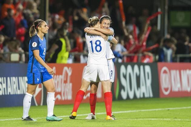 DEVENTER - 30-07-2017, EK Vrouwenvoetbal 2017, Women s Euro 2017, Stadion De Adelaarshorst, Kwartfinale, Engeland - Frankrijk, Uitslag 1-0, Engeland speelster Ellen White (m) en Engeland speelster Jodie Taylor (r) vieren de overwinning Frankrijk speelster Jessica Houara d Hommeaux (l) baalt Engeland - Frankrijk  x1659836x