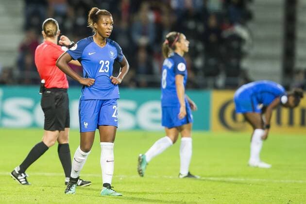 DEVENTER - 30-07-2017, EK Vrouwenvoetbal 2017, Women s Euro 2017, Stadion De Adelaarshorst, Kwartfinale, Engeland - Frankrijk, Uitslag 1-0, Frankrijk speelster Onema Grace Geyoro (l) baalt na afloop Engeland - Frankrijk  x1659837x