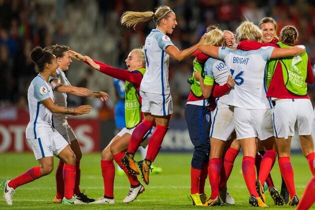 England celebrate the win during the UEFA WEURO 2017 quarter finale match between England and France at The Adelaarshorst on July 30, 2017 in Deventer, The Netherlands Women: England vs France UEFA WEURO 2017 2017 2018 xVIxVIxImagesx xGerritxvanxKeulenxIVx 8355941