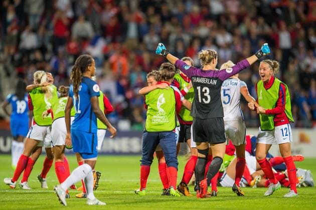 England celebrate the win during the UEFA WEURO 2017 quarter finale match between England and France at The Adelaarshorst on July 30, 2017 in Deventer, The Netherlands Women: England vs France UEFA WEURO 2017 2017 2018 xVIxVIxImagesx xGerritxvanxKeulenxIVx 8355942