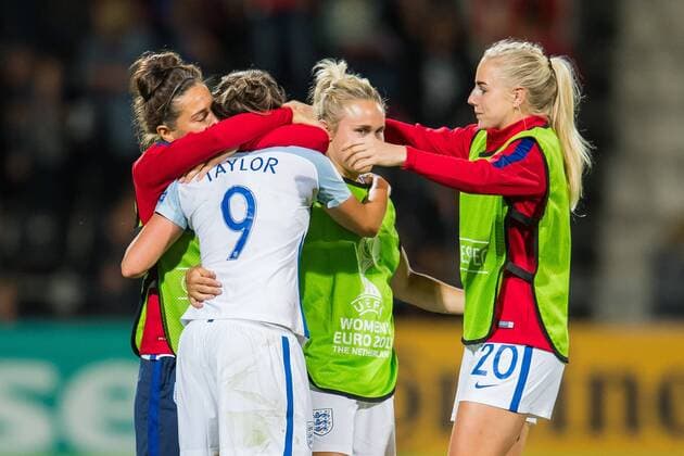 England celebrate the win during the UEFA WEURO 2017 quarter finale match between England and France at The Adelaarshorst on July 30, 2017 in Deventer, The Netherlands Women: England vs France UEFA WEURO 2017 2017 2018 xVIxVIxImagesx xGerritxvanxKeulenxIVx 8355944