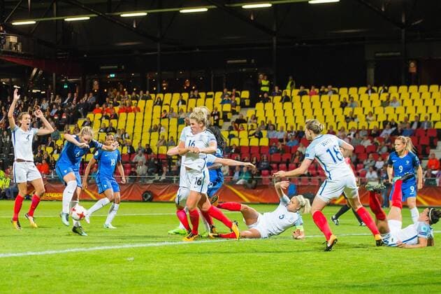 Amandine Henry of France women tries to score during the UEFA WEURO 2017 quarter finale match between England and France at The Adelaarshorst on July 30, 2017 in Deventer, The Netherlands Women: England vs France UEFA WEURO 2017 2017 2018 xVIxVIxImagesx xGerritxvanxKeulenxIVx 8355945
