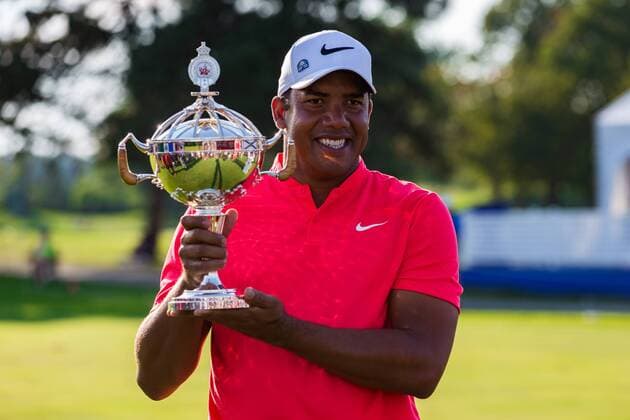 OAKVILLE, ON - JULY 30: Jhonattan Vegas (VEN) shows off the RBC Canadian Open Trophy after winning the RBC Canadian Open on July 30, 2017, at Glen Abbey Golf Club in Oakville, ON, Canada. (Photo by Richard A. Whittaker Icon Sportswire) GOLF: JUL 30 PGA Golf Herren - RBC Canadian Open - Final Round Icon2017073005 EDITORIAL USE ONLY
