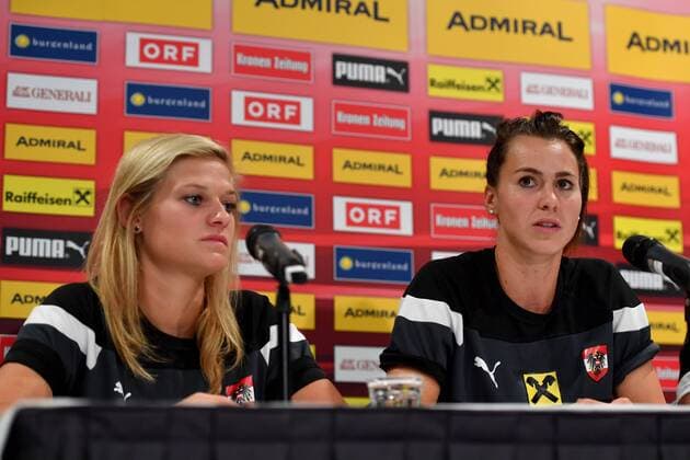 SOCCER - UEFA EURO EM Europameisterschaft Fussball 2017 WAGENINGEN,NETHERLANDS,31.JUL.17 - WOMEN SOCCER - UEFA Women s European Championship EM Europameisterschaft 2017, quarterfinal, Austria vs Spain, press conference PK Pressekonferenz Image shows Carina Wenninger and Viktoria Schnaderbeck (AUT). GEPAxpictures xFlorianxErtl
