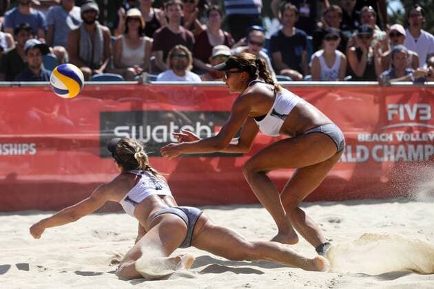 Bilder des Tages - SPORT Beach volleyball Beachvolleyball - FIVB World Championships 2017 VIENNA,AUSTRIA,31.JUL.17 - BEACH VOLLEYBALL - FIVB World Championships, ladies. Image shows Heather Bansley and Brandie Wilkerson (CAN). GEPAxpictures xMaticxKlansek