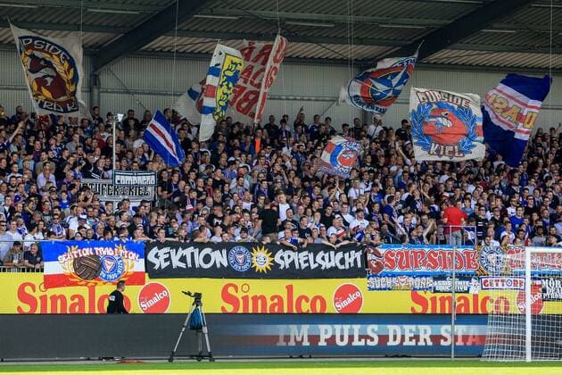 Deutschland, Kiel ,Holstein Stadion, Fussball , 2. Bundesliga, Saison 2017 2018 , Holstein Kiel - SV Sandhausen, Fans von Holstein Kiel , Sektion Traditon, Sektion Spielsucht , Supside schwenken Flaggen