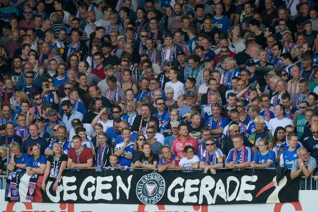 Deutschland, Kiel ,Holstein Stadion, Fussball , 2. Bundesliga, Saison 2017 2018 , Holstein Kiel - SV Sandhausen, Fans von Holstein Kiel Gegen Gerade