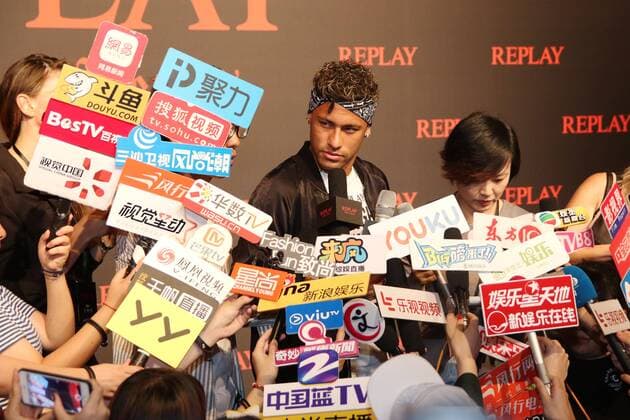 Bilder des Tages - SPORT Brazilian football star Neymar, or Neymar Jr., attends the fashion show of the Replay Fall Winter 2017 18 collection with a label heritage for new Rebels & Heroes in Shanghai, China, 31 July 2017. Neymar flashes trendy look to highlight Replay Fall Winter 2017 18 collection show in Shanghai  20170731_83337