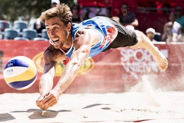 Themen der Woche - SPORT Bilder des Tages - SPORT VIENNA, AUSTRIA - JULY 31: Taylor Crabb of the United States in action during Day 4 of the FIVB Beach volleyball Beachvolleyball World Championships 2017 on July 31, 2017 in Vienna, Austria. (Photo by Malte Christians Hoch Zwei) Vienna Austria xHOCHxZWEIx