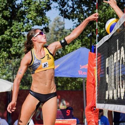 FIVB Beach volleyball Beachvolleyball World Championships Vienna 2017 am 01.08.2017 Beachvolleyball, World Championships, Vienna, 2017, Julia Sude (1, blond, Kappe), Chantal Laboureur (2) GER in gelb, Vorrunde gegen Elsa Baquerizuo McMillan (1) und Angela Lobato Herrero (2), ESP, in rot, xtbx