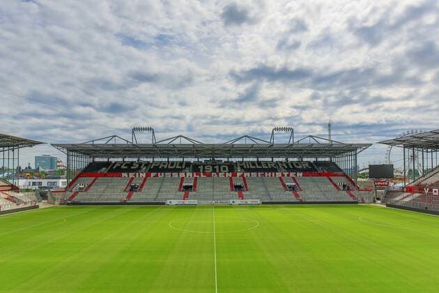 Fußball, Stadiongeschichte FC St. Pauli Deutschland, Hamburg , Millerntorstadion, Fussball , 2. Bundesliga, Premier League, Saison 2017 2018 , Pressekonferenz zur Kooperation mit Stoke City, FC St.Pauli - Stoke City, Kein Fussball den Faschisten, Übersicht, Totale, Wolken, Sonne, Sommer, Spielfeld, Innenansicht, Nazi, Nazis, Faschist