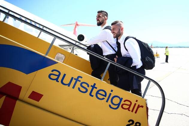 Bilder des Tages - SPORT SOCCER - UEFA CL quali, Rijeka vs RBS, preview SALZBURG,AUSTRIA,01.AUG.17 - SOCCER - UEFA Champions League qualification, HNK Rijeka vs Red Bull Salzburg, preview, departure of RBS. Image shows Valon Berisha and Munas Dabbur (RBS). GEPAxpictures xFelixxRoittner
